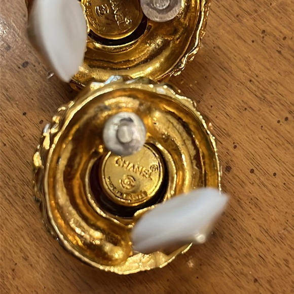 Vintage authentic Chanel red Gripoix glass cabochon gold plated clip on earrings - Picture 10 of 15